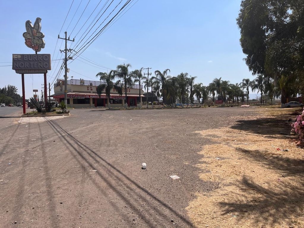 TERRENO SOBRE CARRETERA A CHAPALA 2 km después del aeropuerto