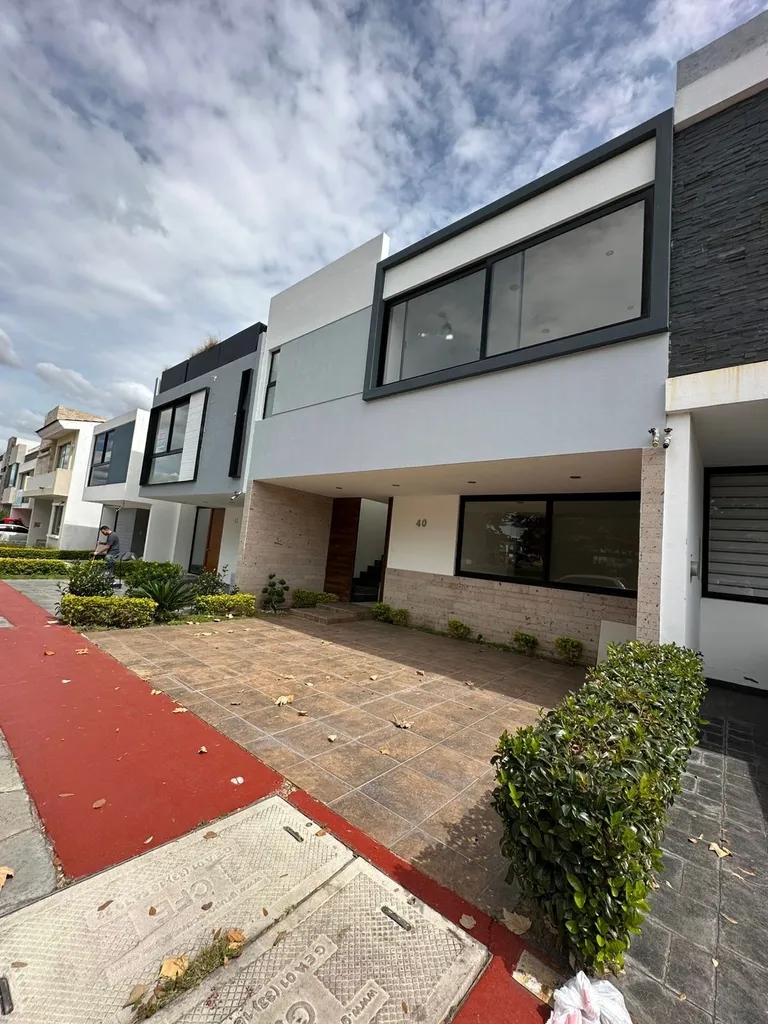 Hermosa Casa en Renta en Residencial Solares