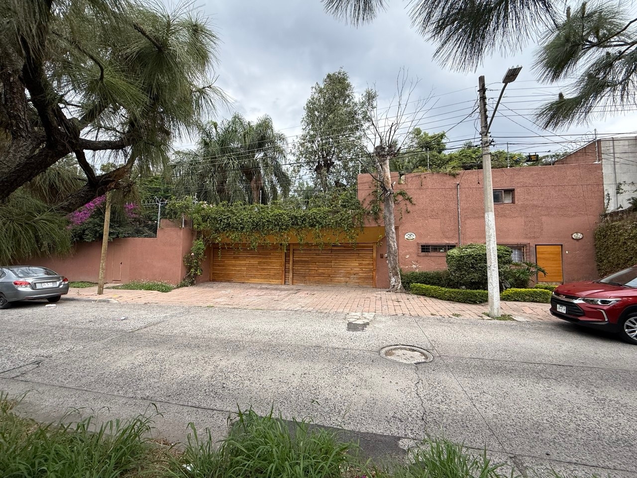 CASA EN RENTA EN JARDINES DEL BOSQUE, CON DOS INGRESOS... IDEAL PARA OFICINAS, CORPORATIVO, SALON DE FIESTAS ETC...