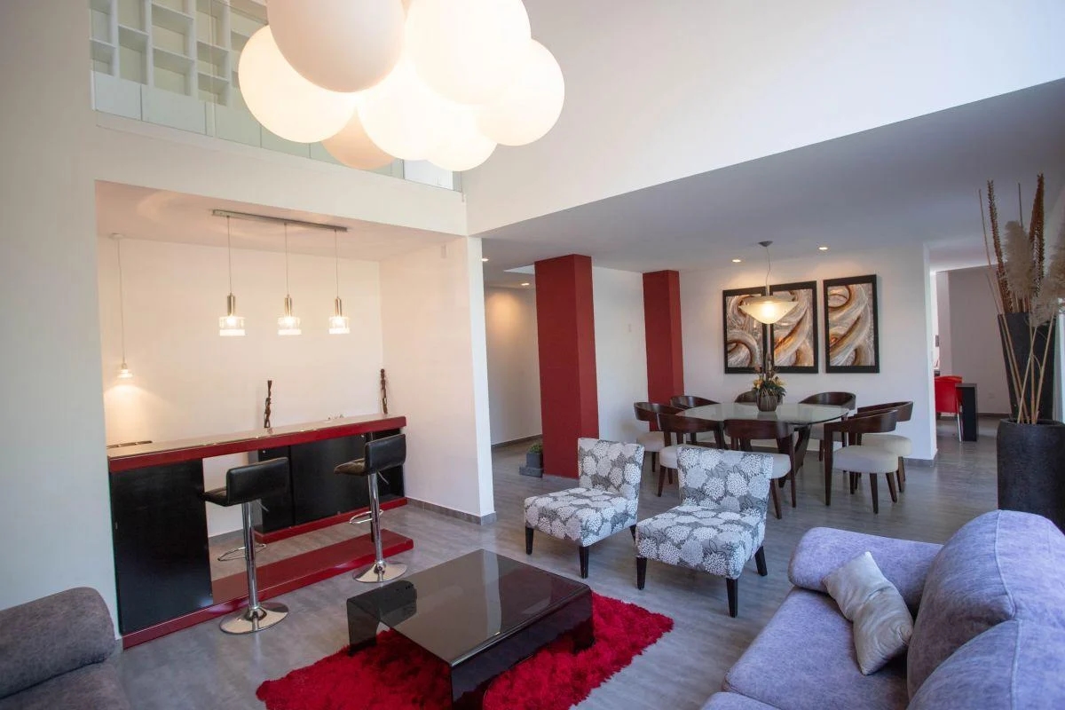 CASA EN RENTA DE DOS NIVELES EN FRACCIONAMIENTO BALVANERA GOLF POLO EN QUERETARO FRENTE AL BOSQUE