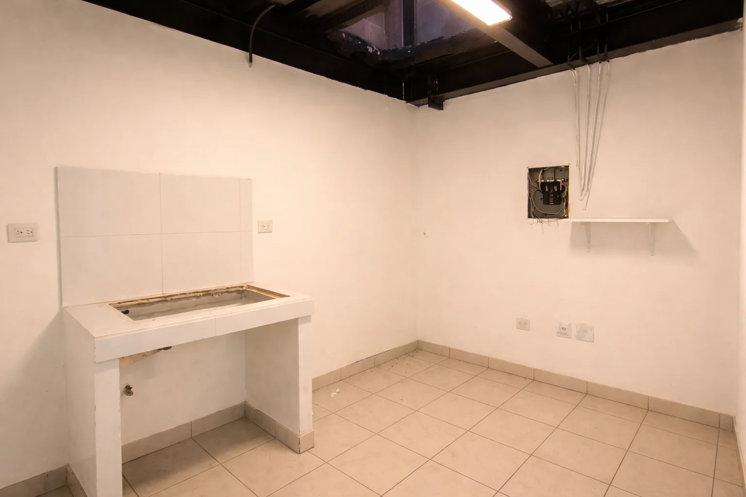 RENTA DE LOCAL 3 EN PLAZA VÍA CENTER, CULIACÁN ¡Ya está distribuido para negocio de comida!