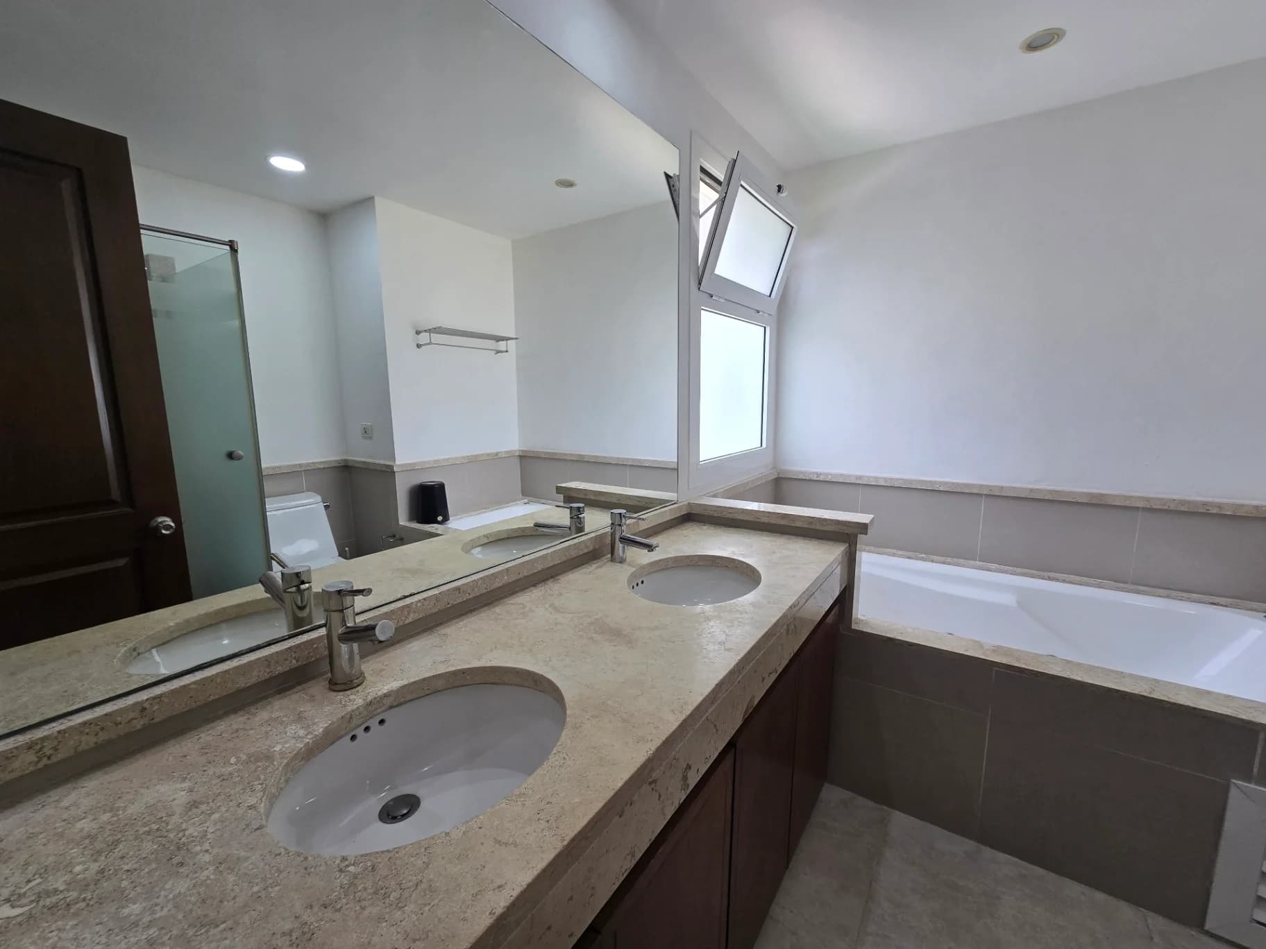 https://yo-rento.s3.us-east-2.amazonaws.com/properties/144082/1777854938244-6b78cd32.webp