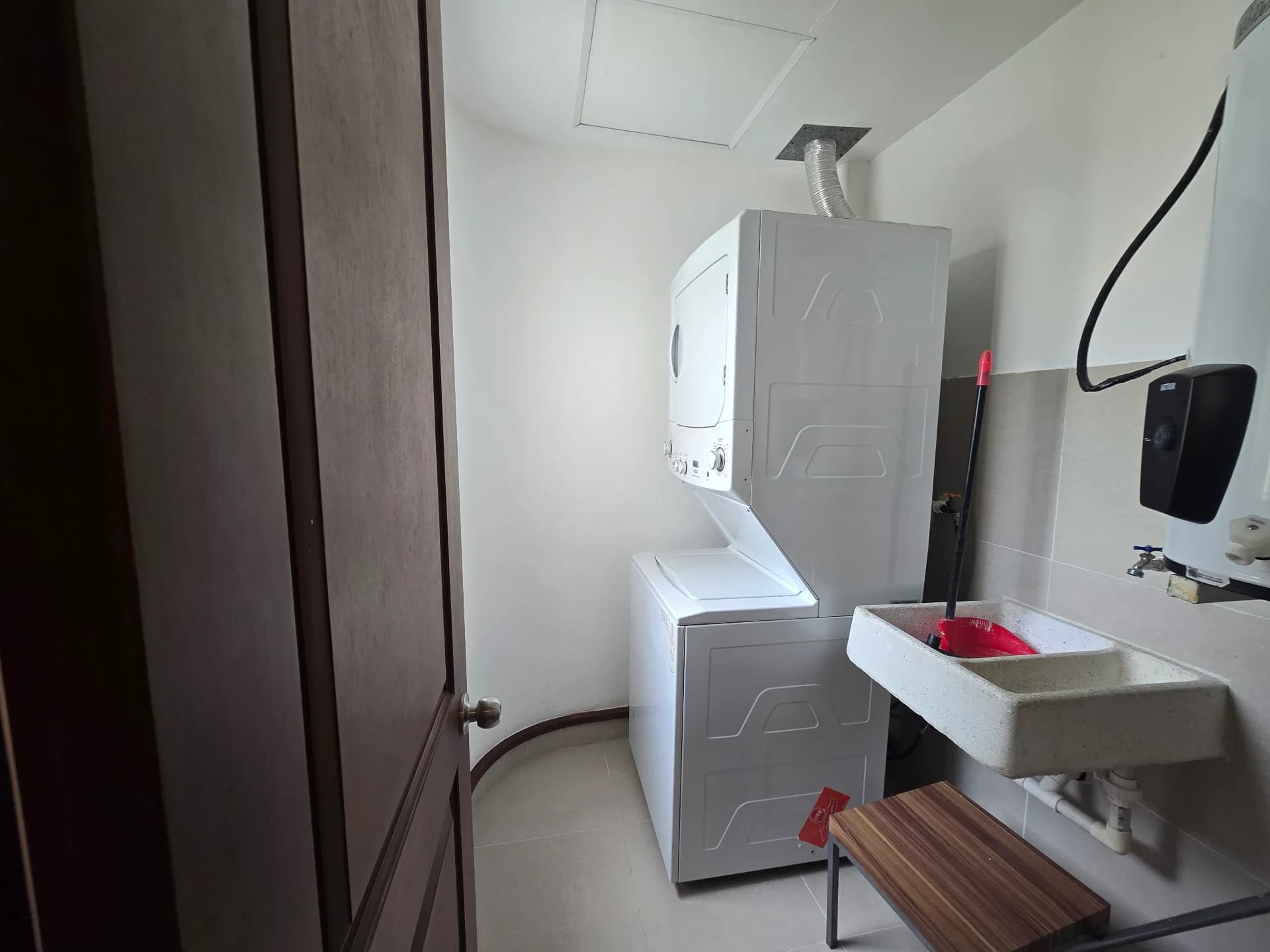 https://yo-rento.s3.us-east-2.amazonaws.com/properties/144083/1777855252794-2745b58e.webp