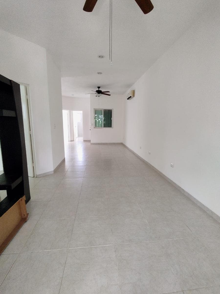 https://yo-rento.s3.us-east-2.amazonaws.com/properties/1749/1767993458092-sala-comedor-edificio-bugambilias-playacar.jpeg