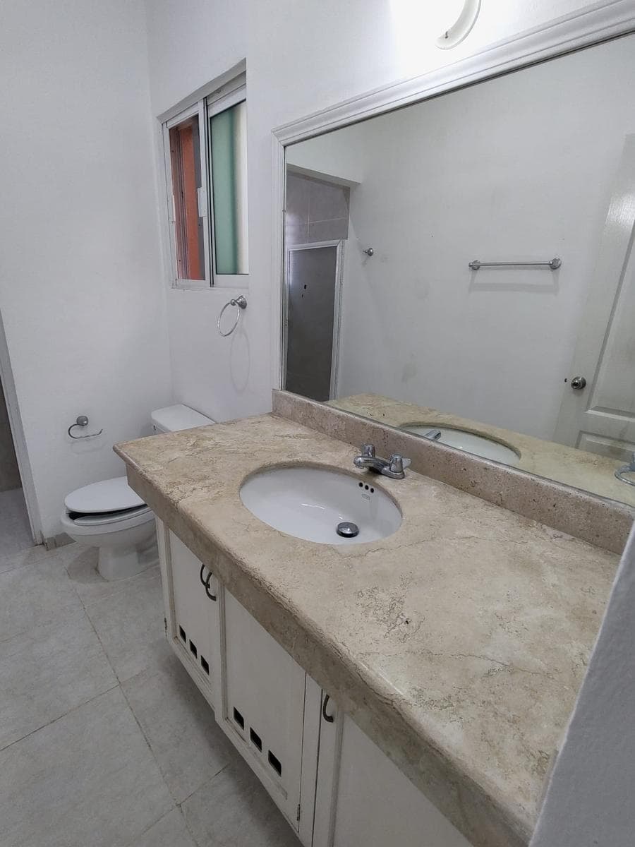 https://yo-rento.s3.us-east-2.amazonaws.com/properties/1749/1767993458512-baño-edificio-bugambilias-playacar.jpeg