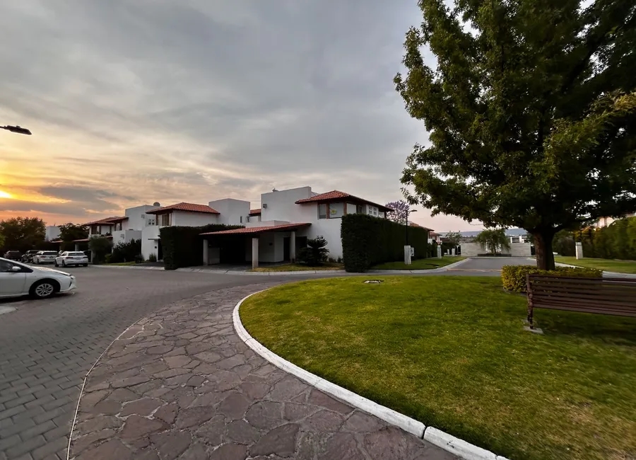CASA EN RENTA EN LOMAS DE CAMPANARIO II QUERÉTARO