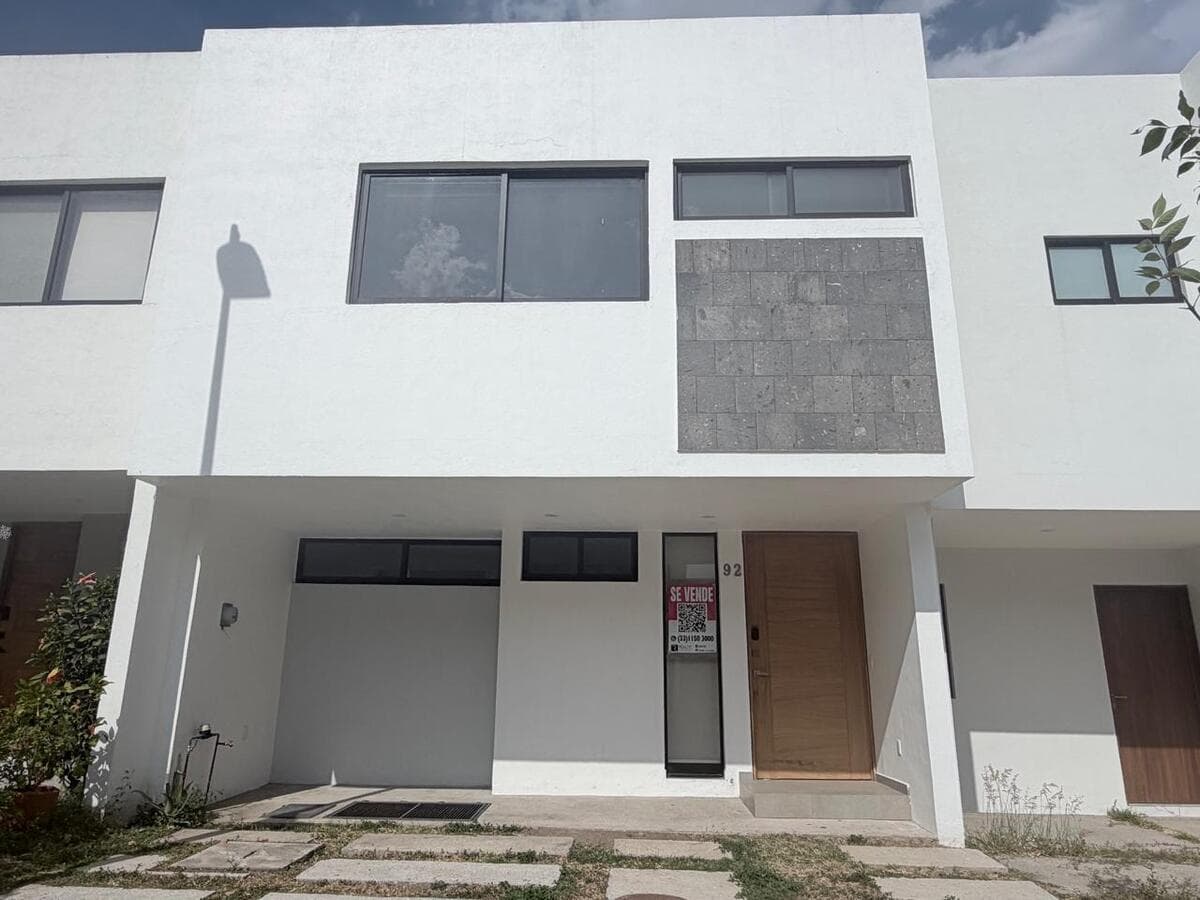 https://yo-rento.s3.us-east-2.amazonaws.com/properties/1966/1771008750363-avenida-adamar-san-agustin-tlajomulco-de-zuniga-jalisco-30621778-foto-01.jpeg