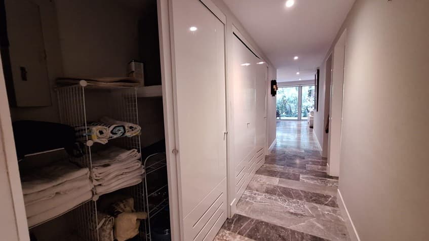 https://yo-rento.s3.us-east-2.amazonaws.com/properties/2030/1771476305251-pasillo-closets-vaiven-del-mar-playacar.jpeg