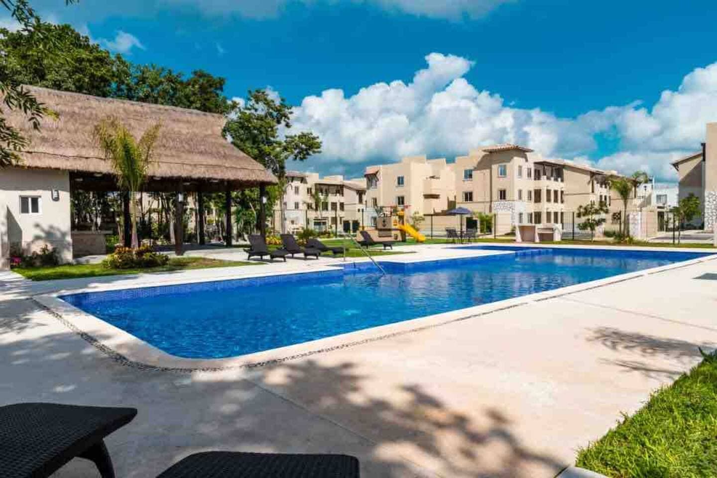 https://yo-rento.s3.us-east-2.amazonaws.com/properties/2032/1771477043245-piscina-palapa-comun-real-amalfi-coto-2-playa-del-carmen.jpeg